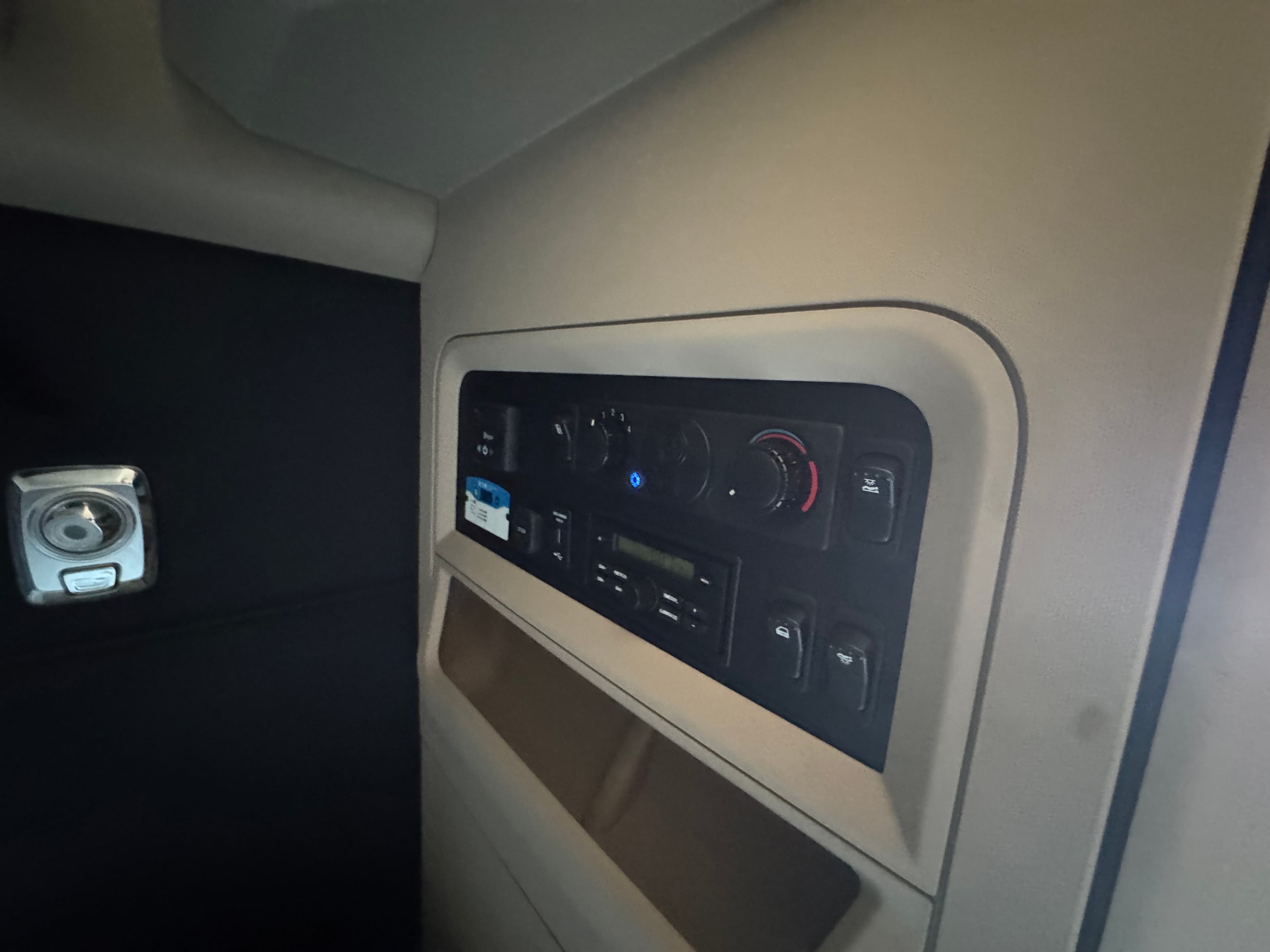 2023 Kenworth T680 image 12