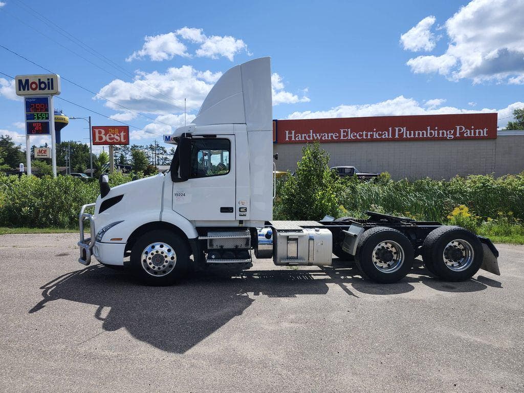 2020 Volvo VNR image 2