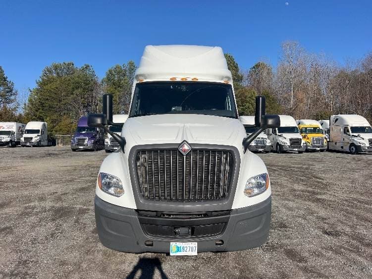 2022 International LT625 image 2