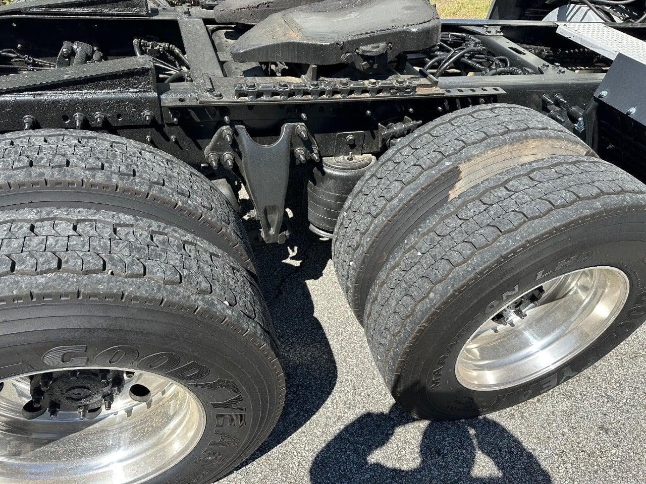 2018 International LT625 image 15