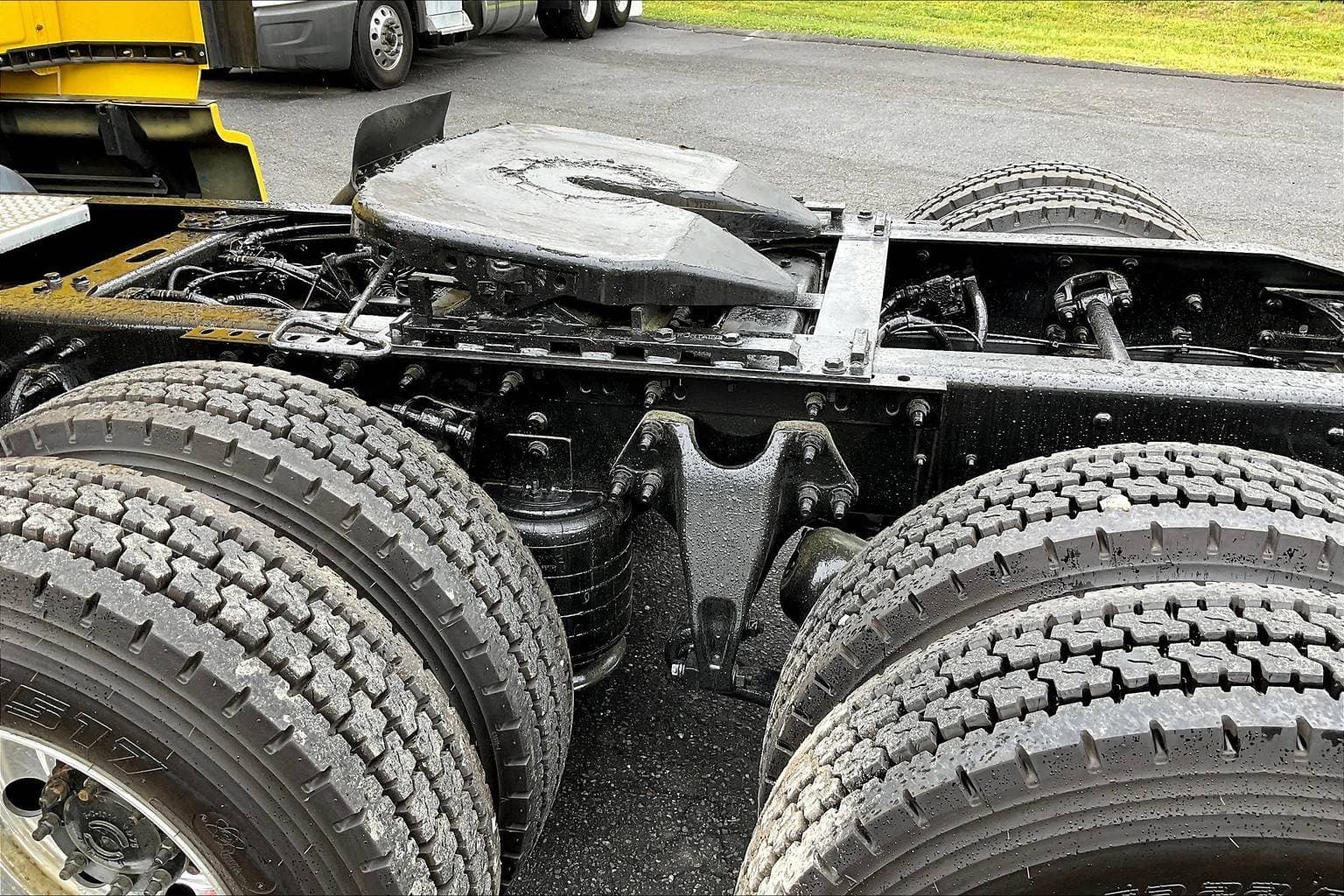 2022 International LT625 Sleeper Semi Truck - 73" Raised Roof Sleeper, A26 400HP, 11 Speed image 8
