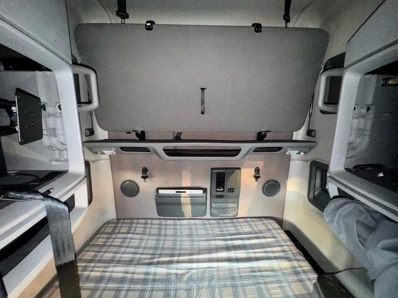 2020 Volvo VNL image 24