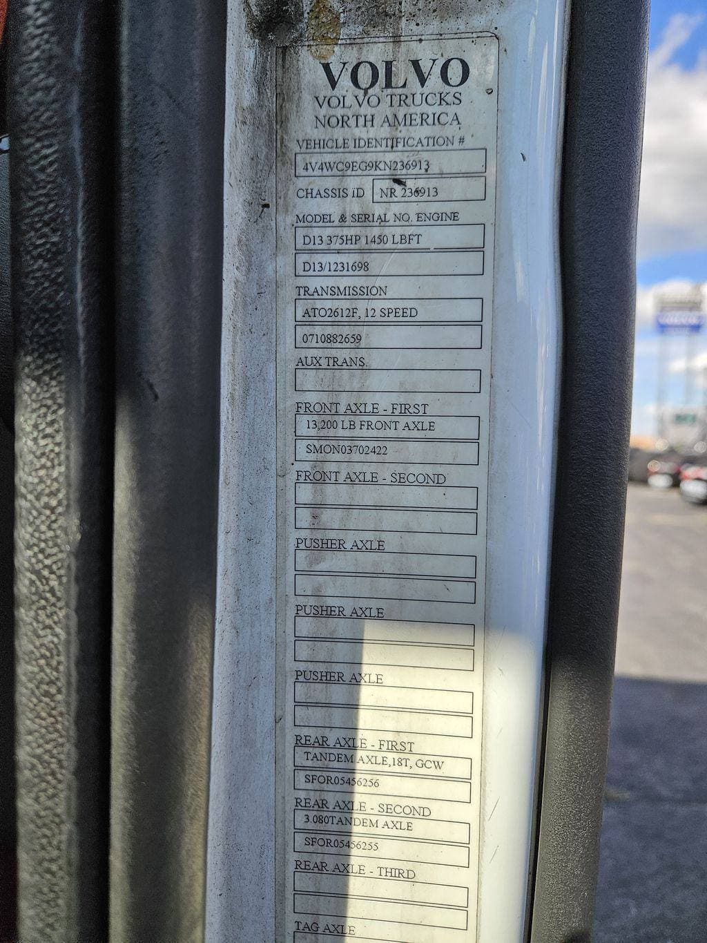 2019 Volvo VNR image 12