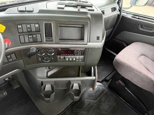 2020 Volvo VNR image 8