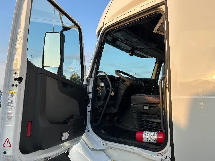 2022 Volvo VNL image 9