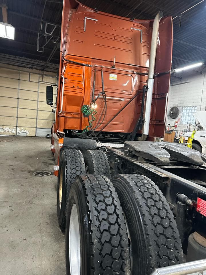 2017 Volvo VNL image 2