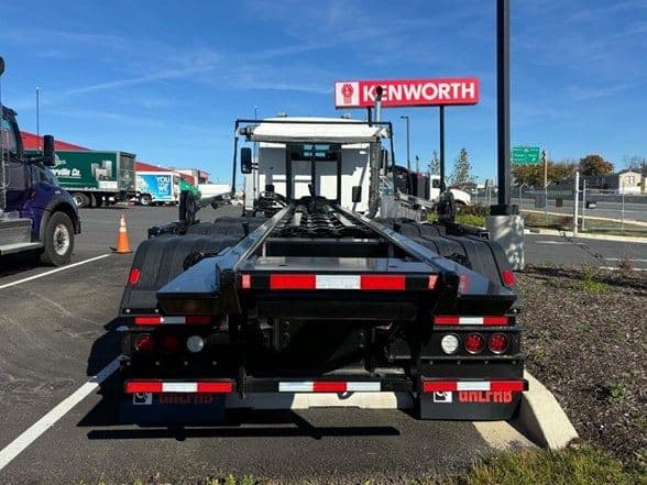 2025 Kenworth T880 image 3