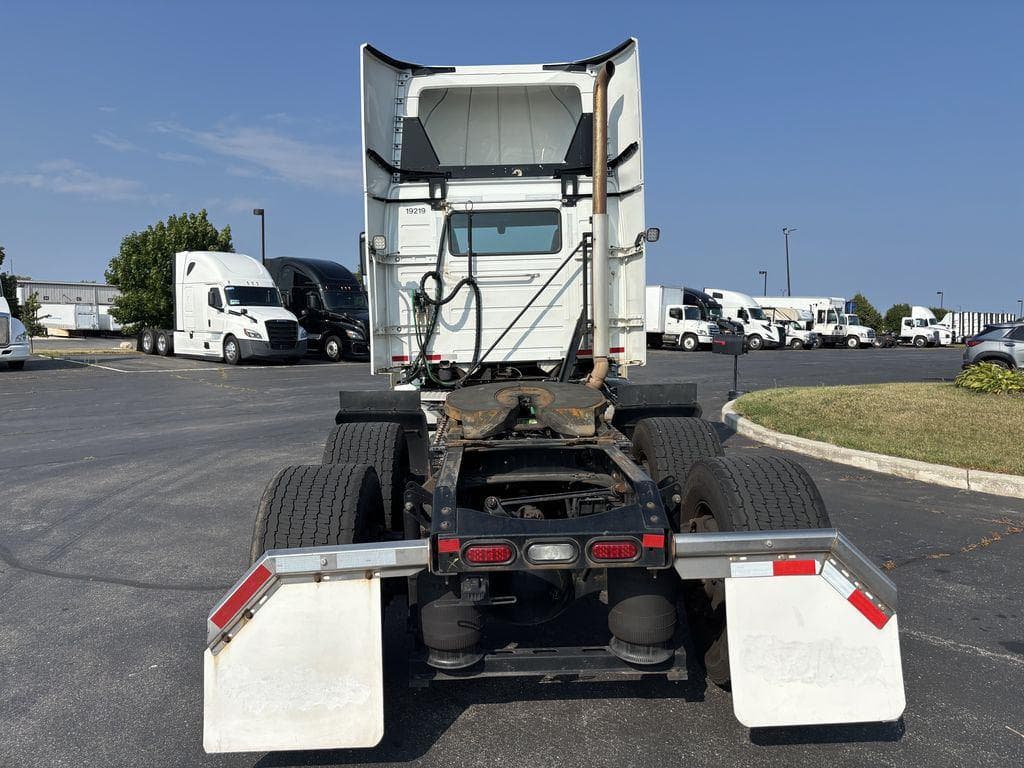 2020 Volvo VNR image 4