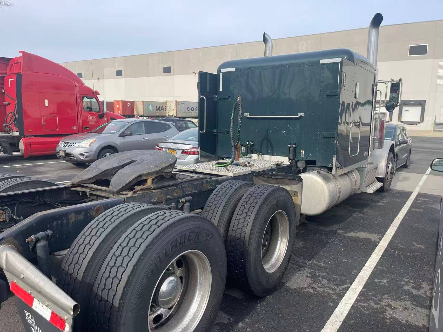 2016 Peterbilt 389 image 2