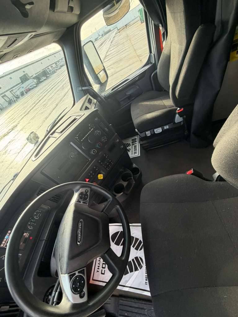 2024 Freightliner Cascadia image 8