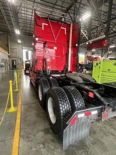 2023 Volvo VNL64T760 image 5