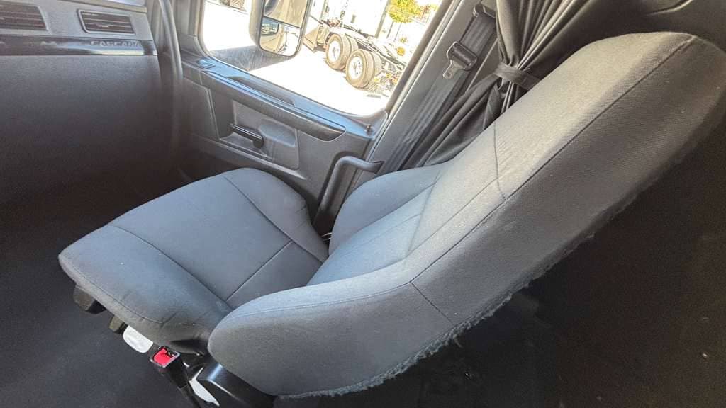 Used 2024 FREIGHTLINER PT126064ST image 21