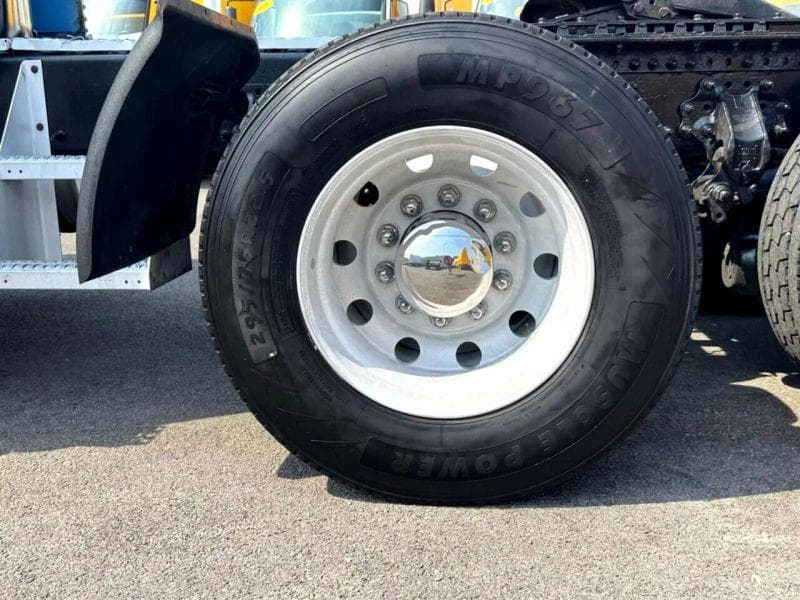 2012 Volvo VNL image 11