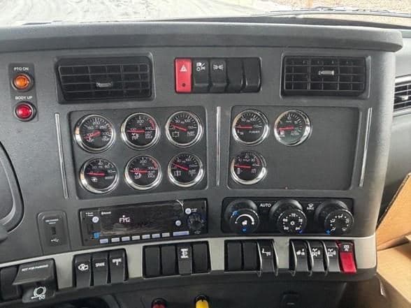 2025 Kenworth T880 image 14
