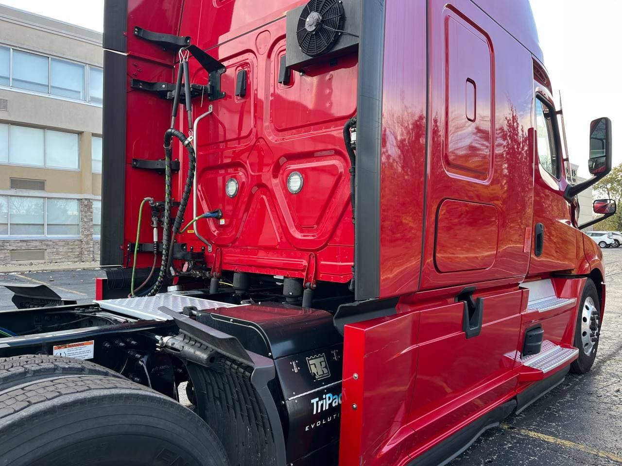 2022 Freightliner Cascadia 126 image 7