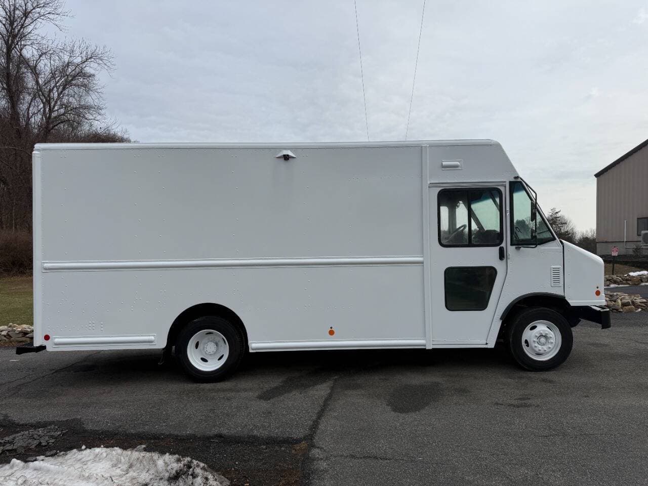 2020 Ford Stripped Chassis image 8