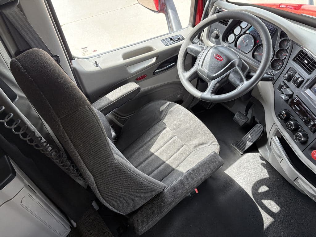 Used 2022 PETERBILT 579 image 17