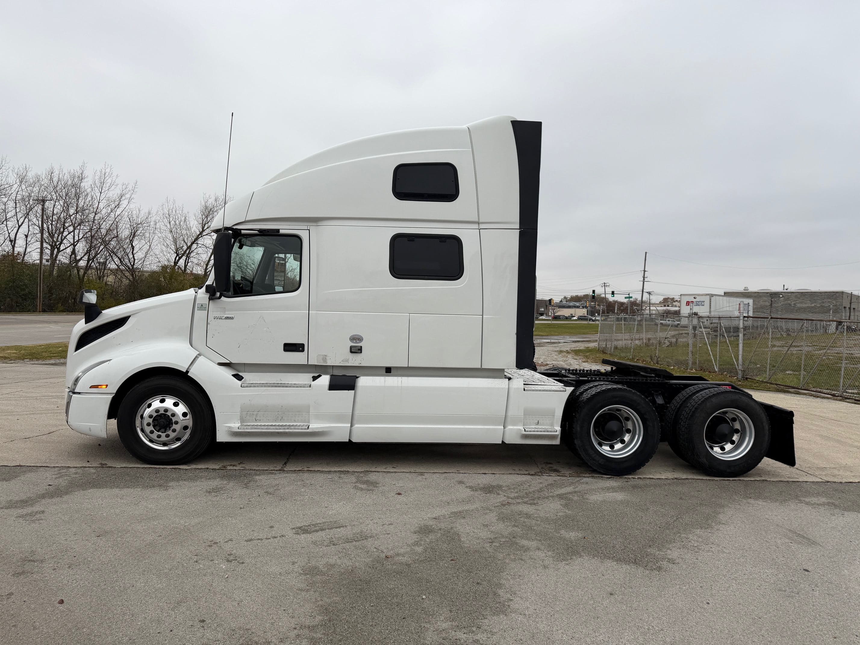2023 Volvo VNL image 5