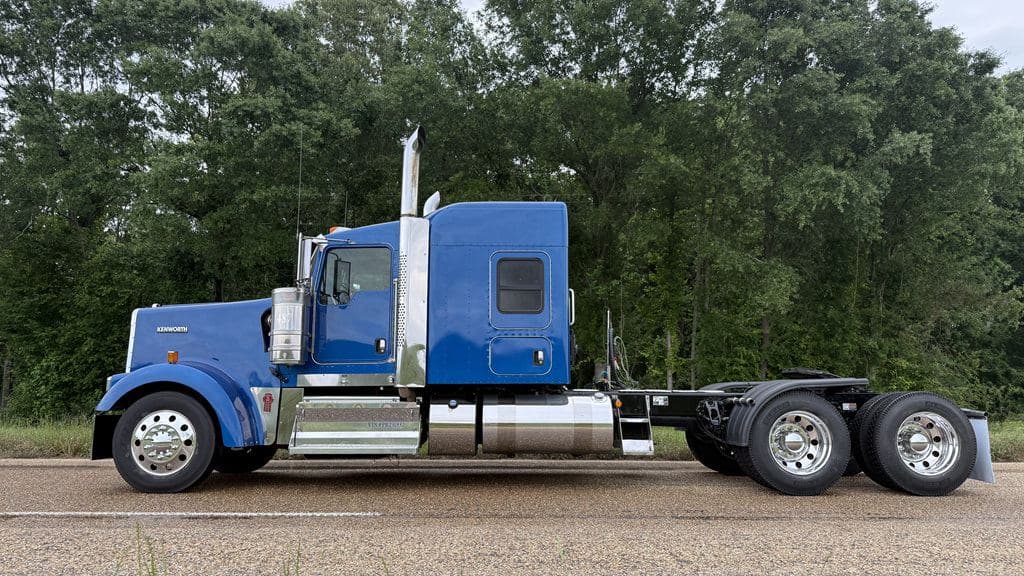 Used 2023 KENWORTH W900L image 4