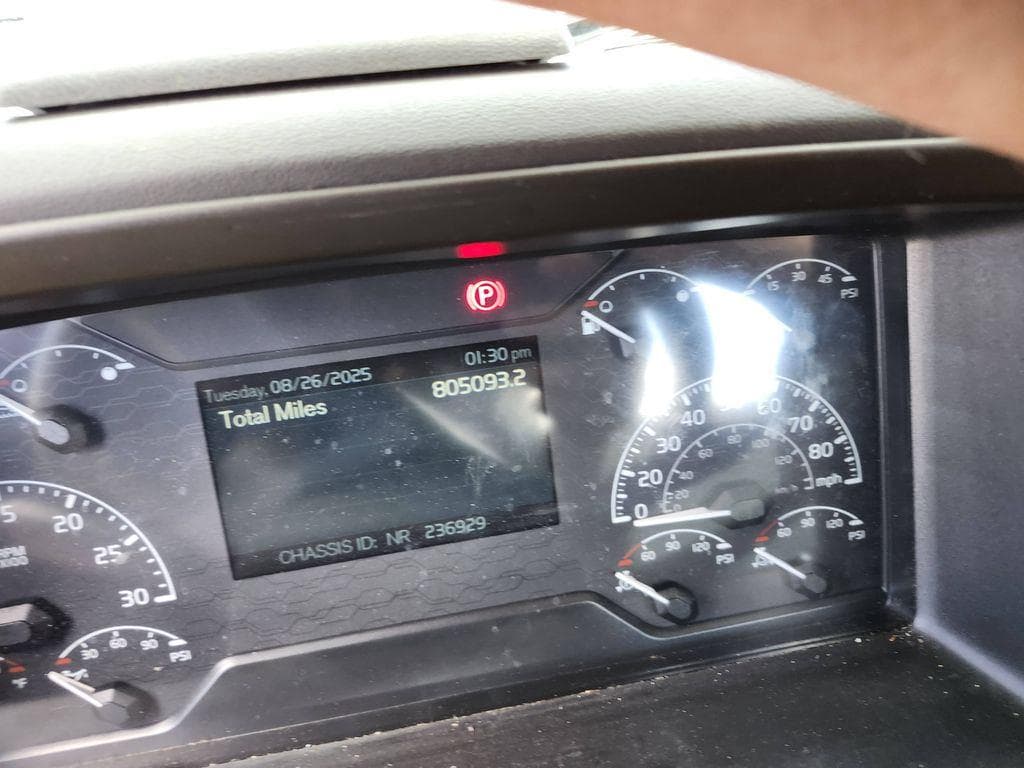 2020 Volvo VNR image 10