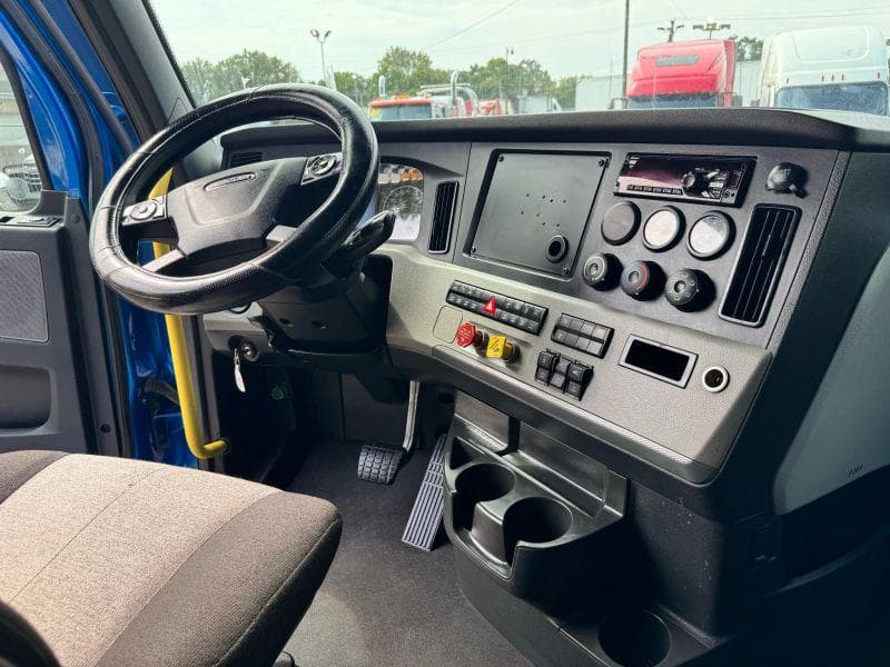 2021 Freightliner Cascadia image 37