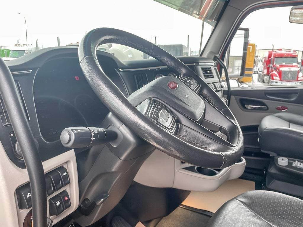 2025 Peterbilt 589 image 8