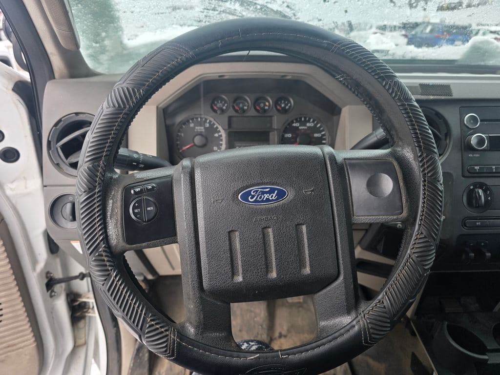 2009 Ford F-550SD XLT DRW image 18