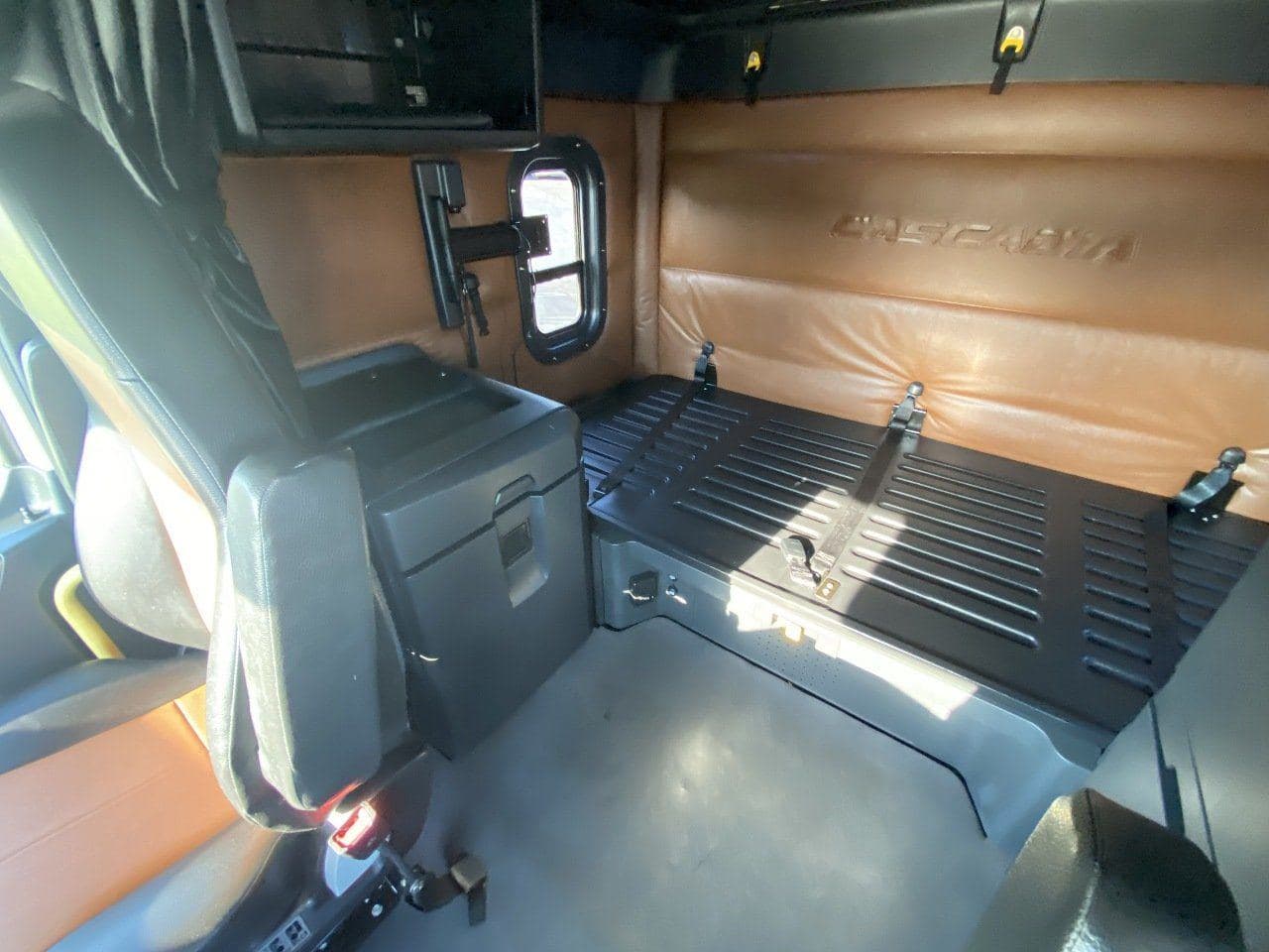 2021 FREIGHTLINER Cascadia CA126 Tandem Axle Sleeper image 14