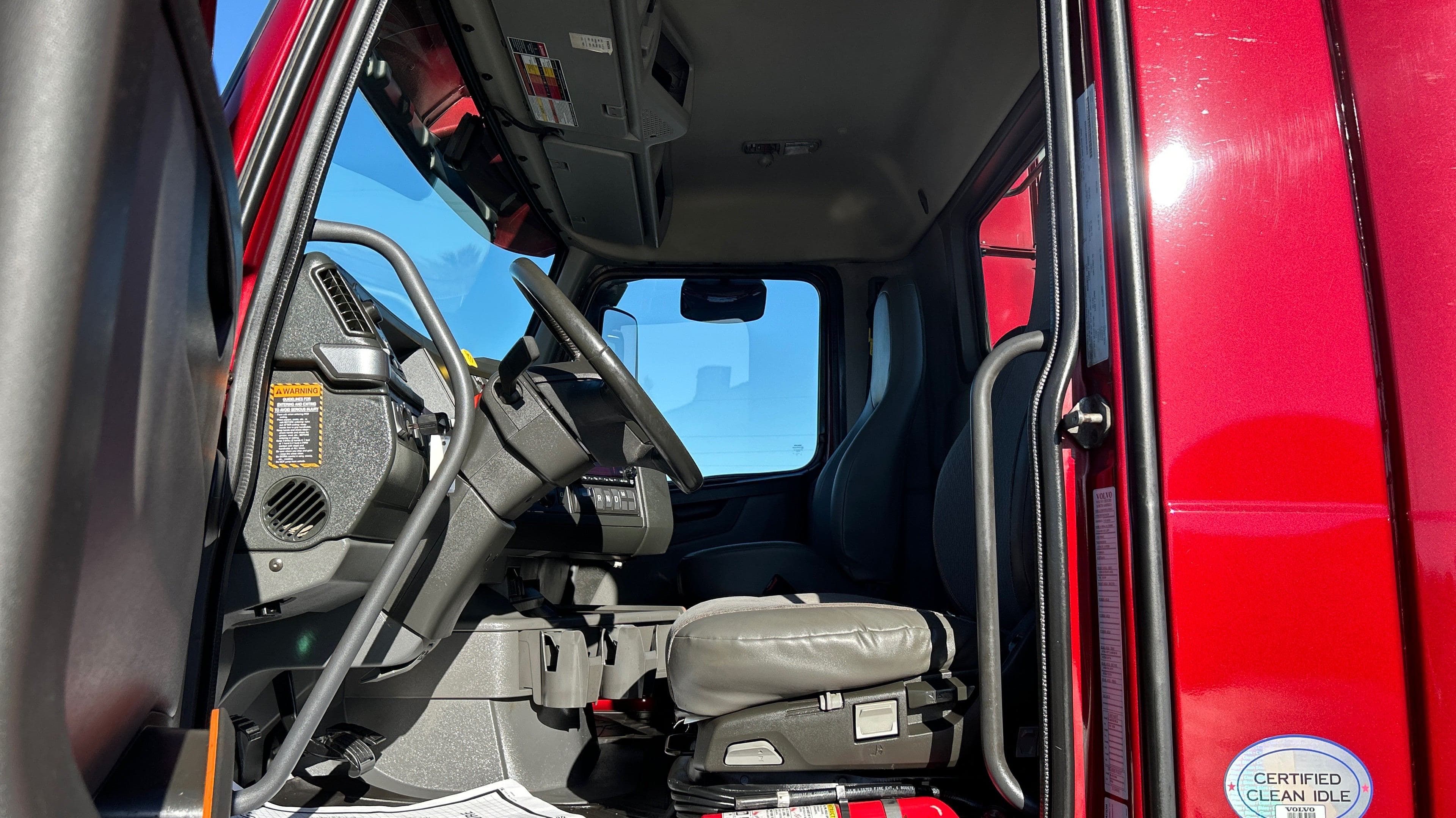 2022 Volvo VNL64T300 image 7