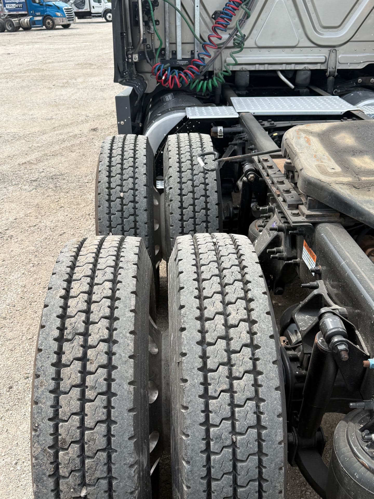 2023 Freightliner - 301k - 455HP - Virgin Tires! image 5