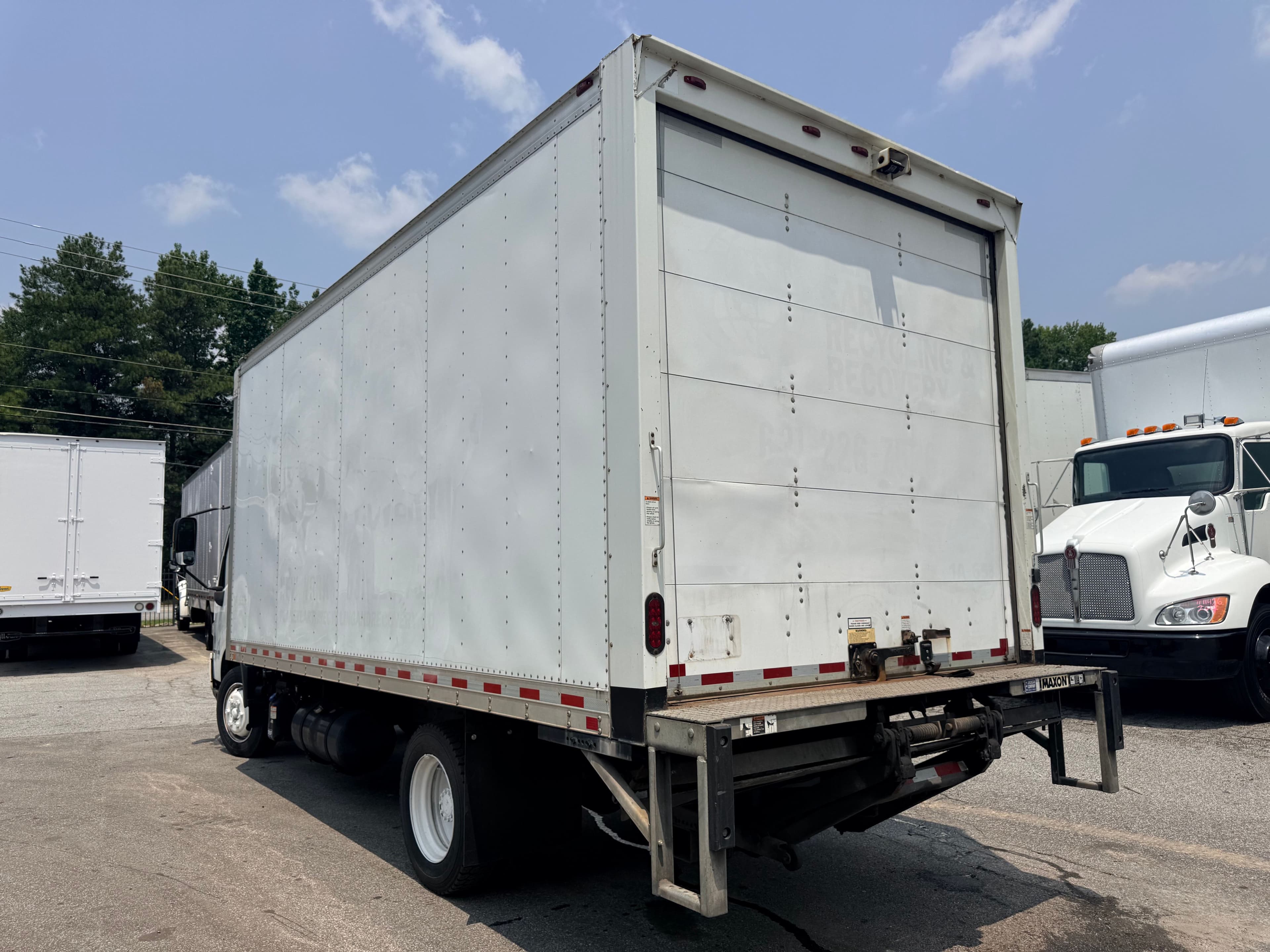 2019 Hino 195 18' BOX TRUCK image 4