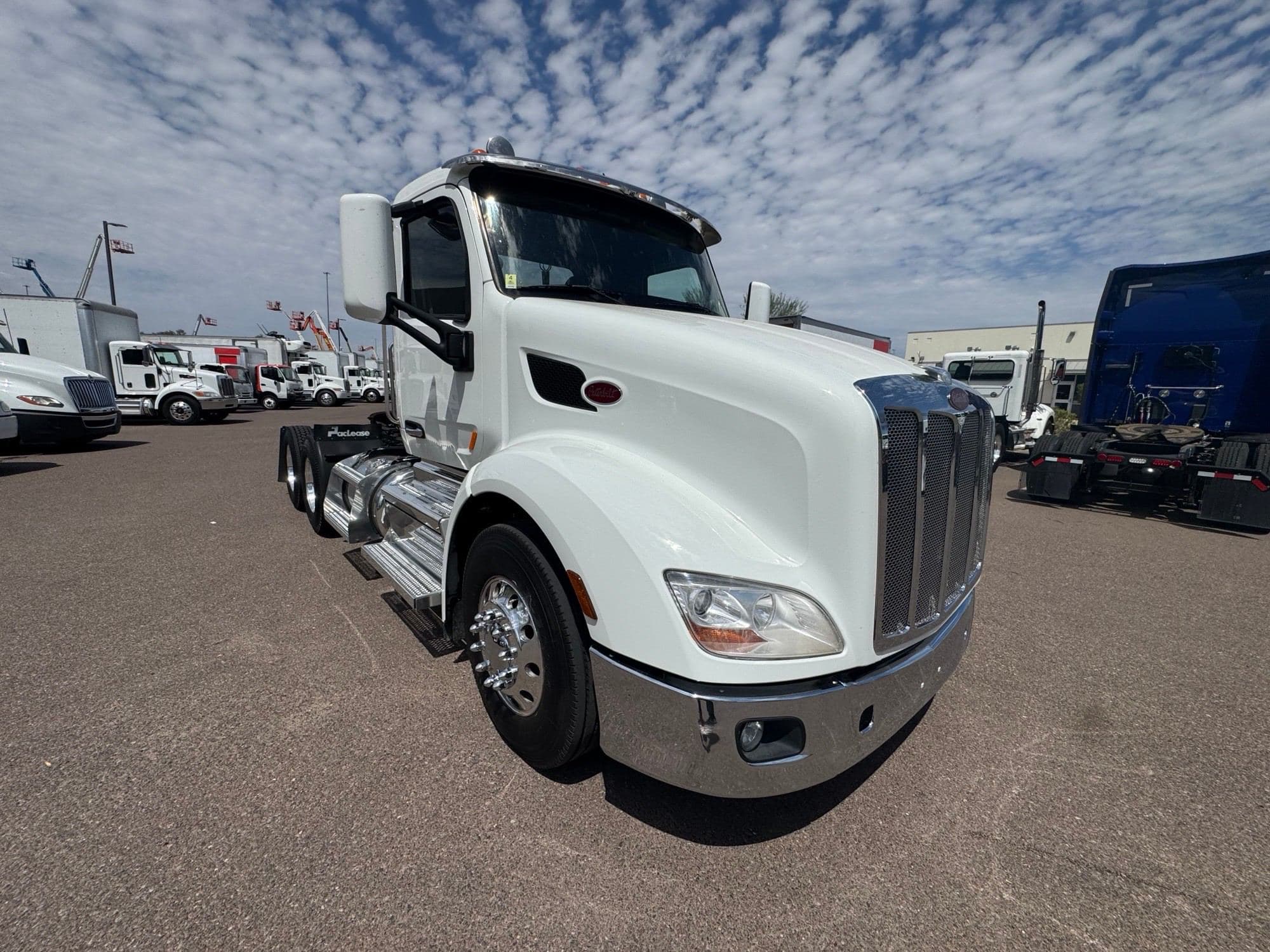 2022 Peterbilt 579 image 2