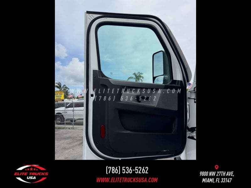 2022 Freightliner Cascadia image 11