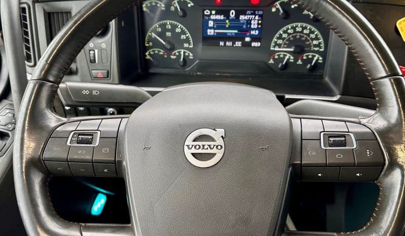 2023 Volvo VNL image 9