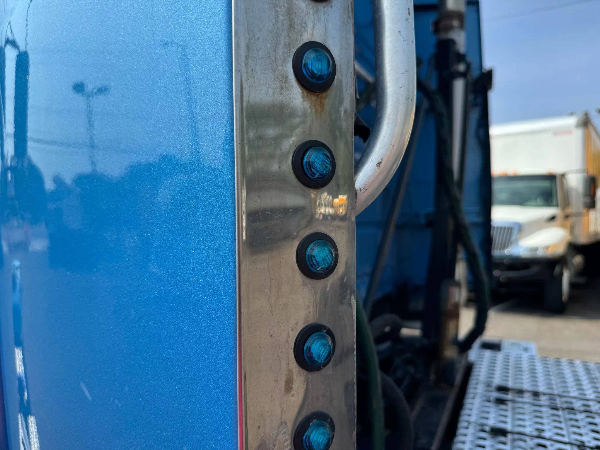 2012 Volvo VNL image 20