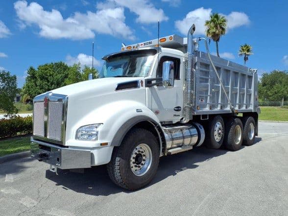 2025 Kenworth T880 image 3