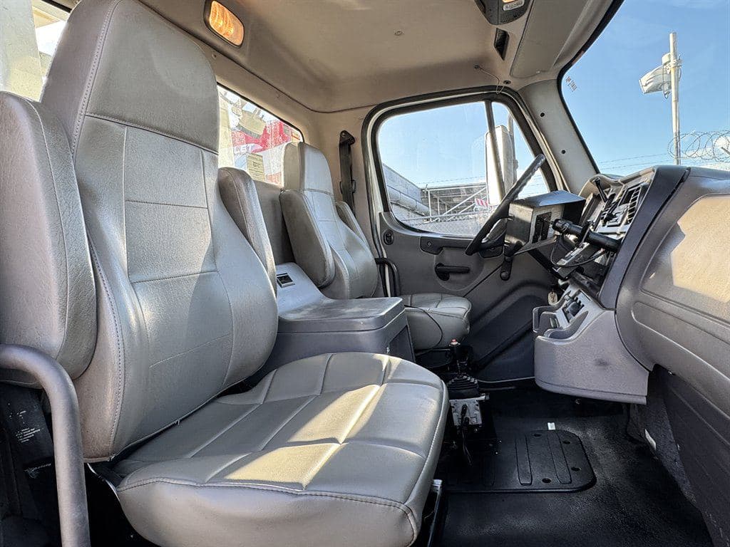 2015 Freightliner M2 106 image 50