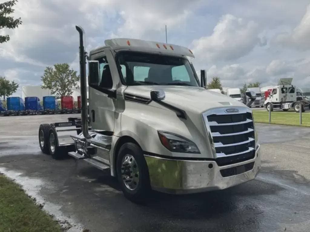 New 2025 FREIGHTLINER Conventional - Day Cab image 2