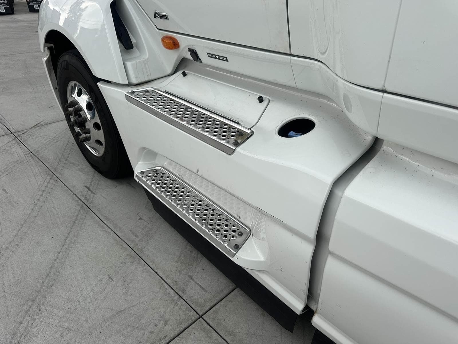 2022 International LT Sleeper Semi Truck - Raised Roof Sleeper, A26 450HP, 12 Speed Automatic image 9