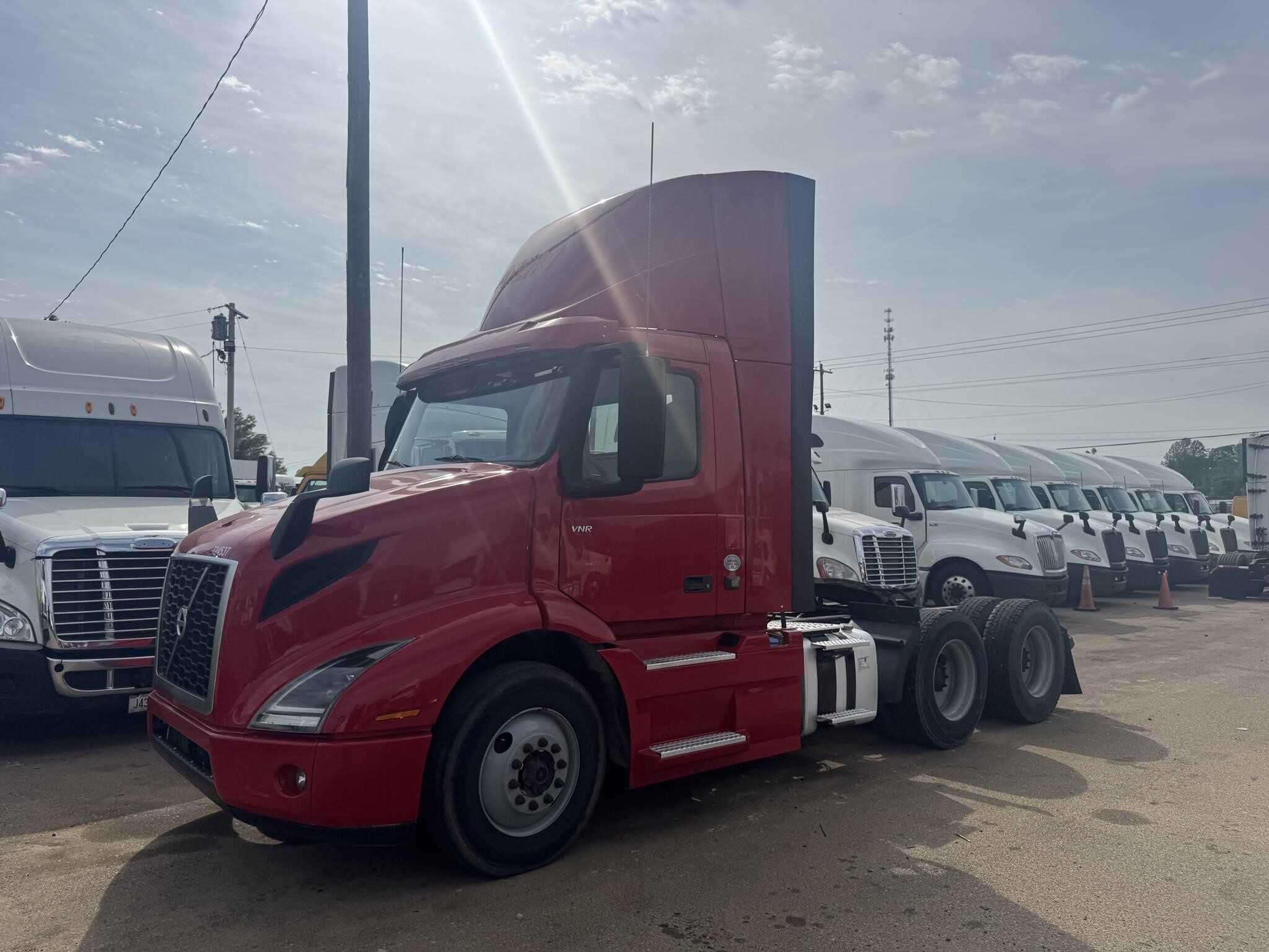 2020 Volvo VNR image 3