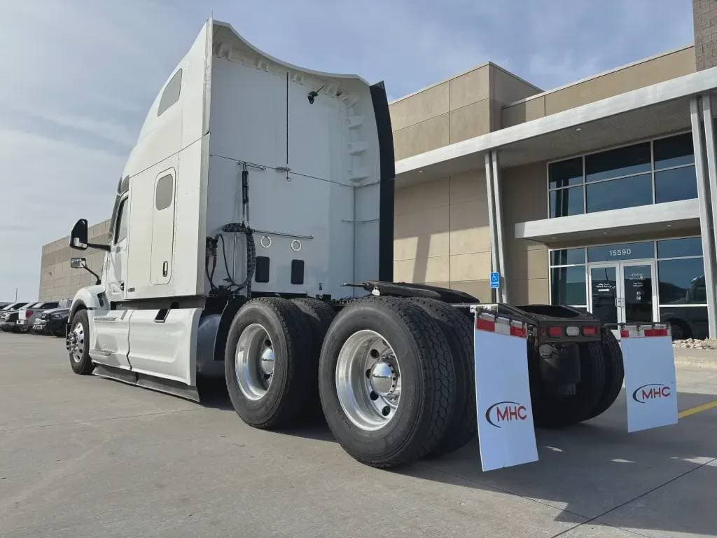 2022 Peterbilt 579 image 2