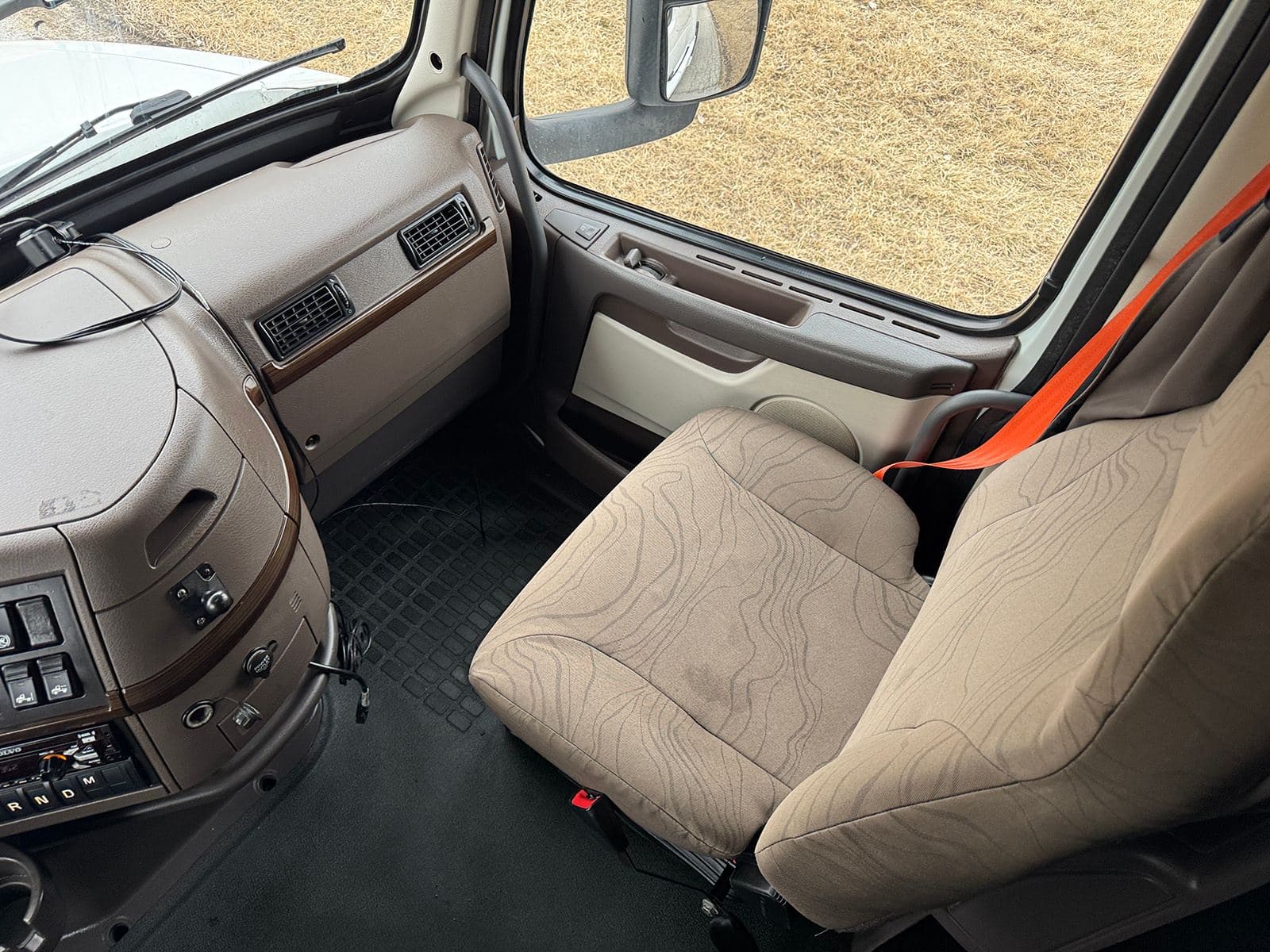 2018 Volvo VNL670 image 17