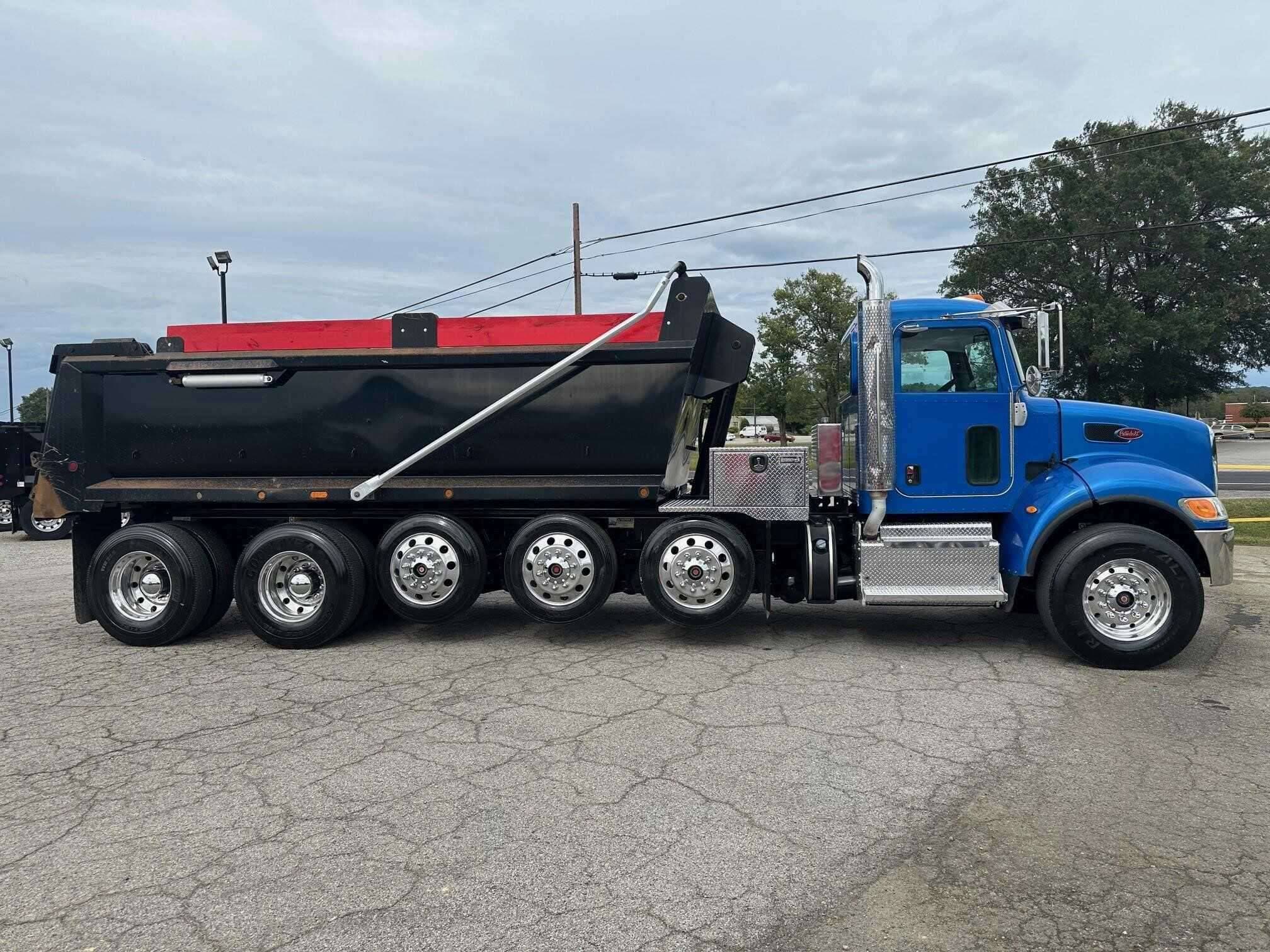 2017 Peterbilt 348 image 2