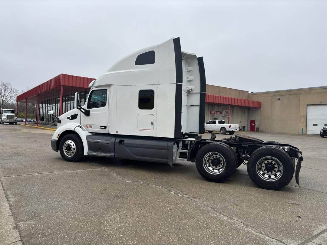 2021 Peterbilt 579 image 3