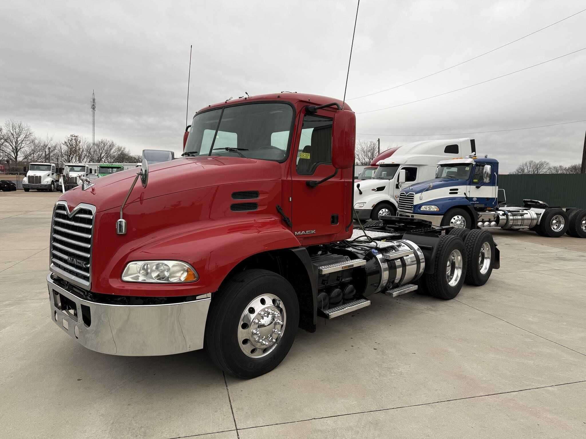 Used 2018 MACK PINNACLE CXU613 Conventional - Day Cab in Amarillo, TX image 1
