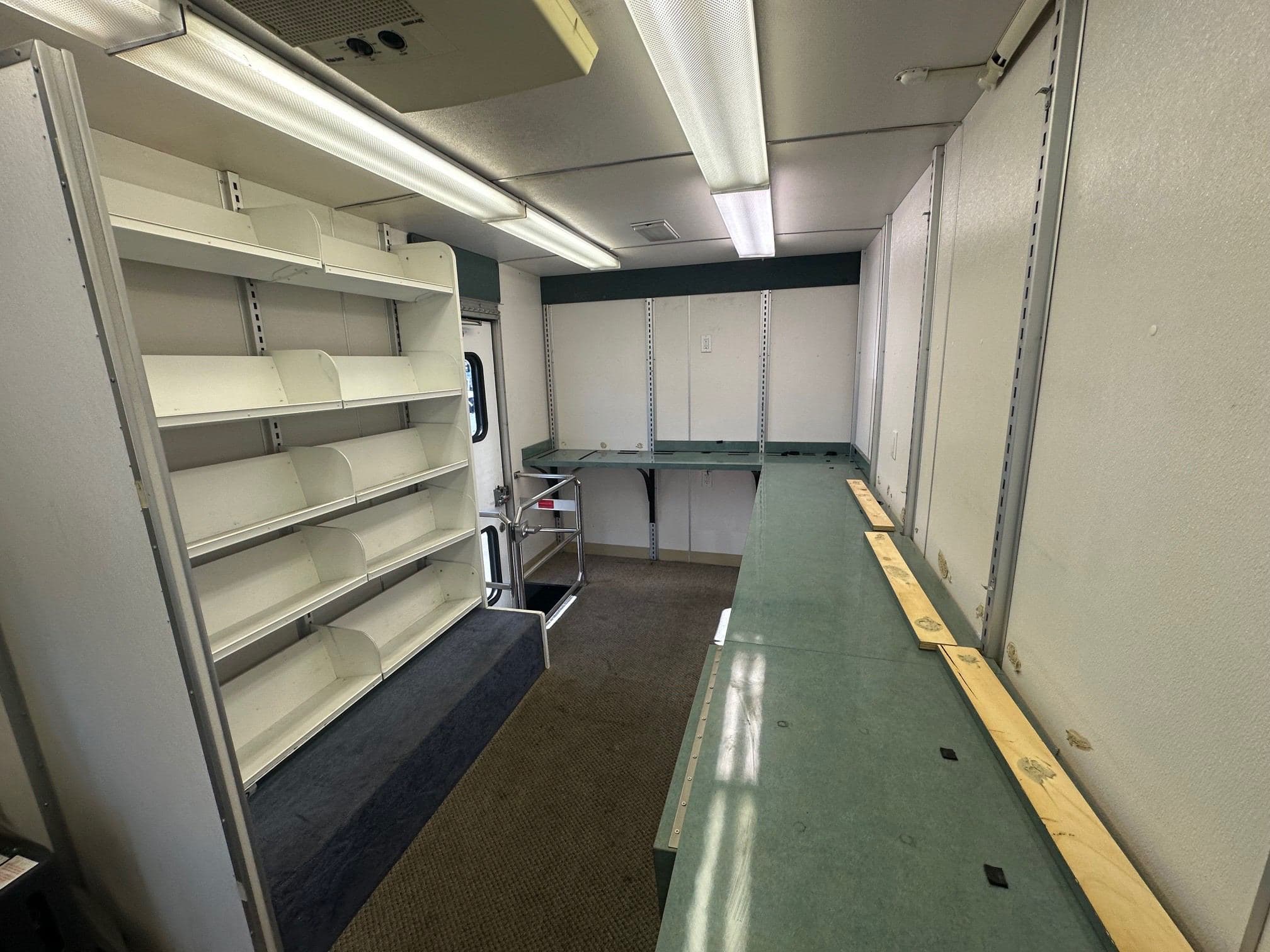 2002 WORKHORSE Step Van with Handicap Lift image 16