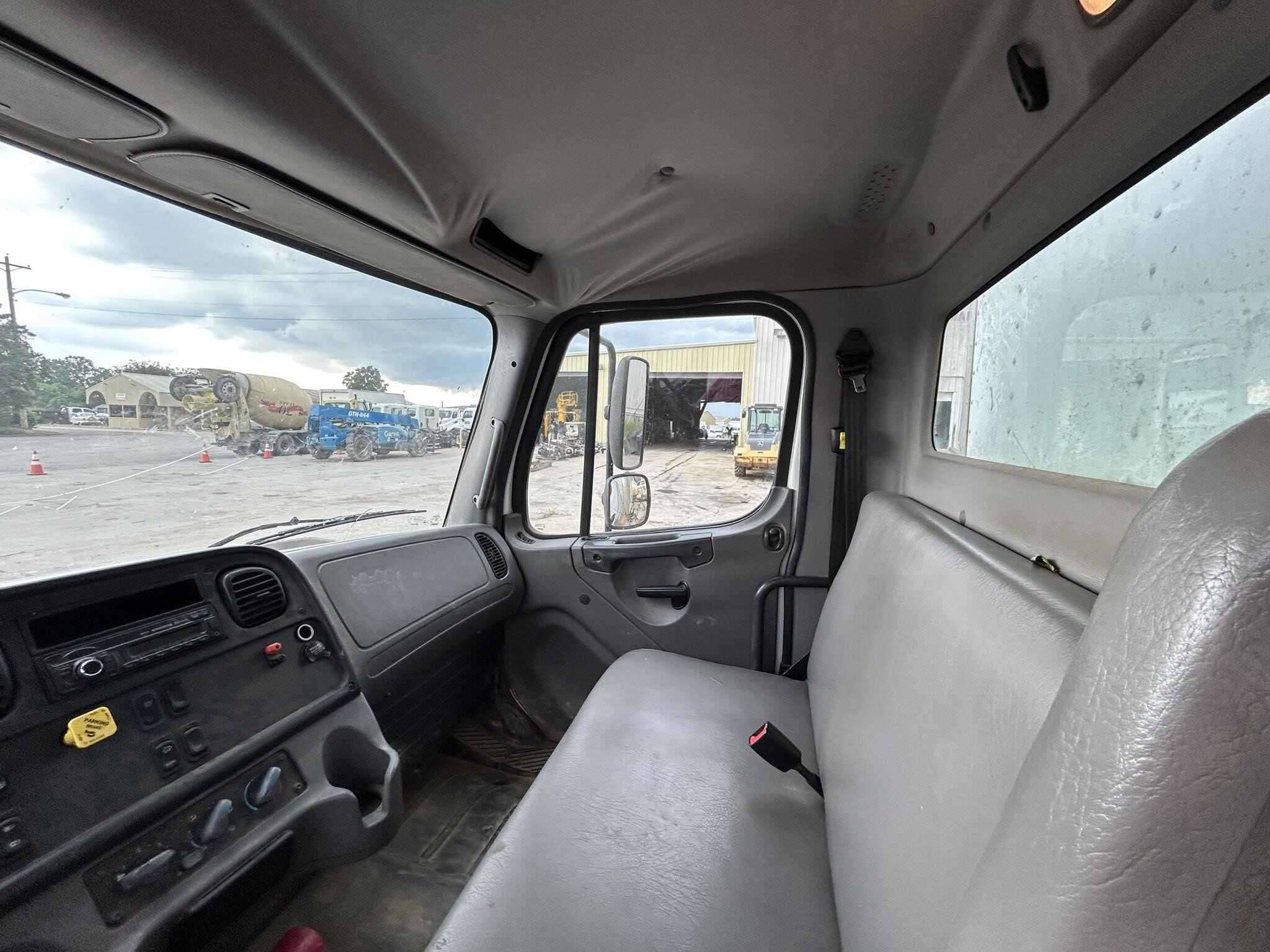 2017 Freightliner M2 image 7
