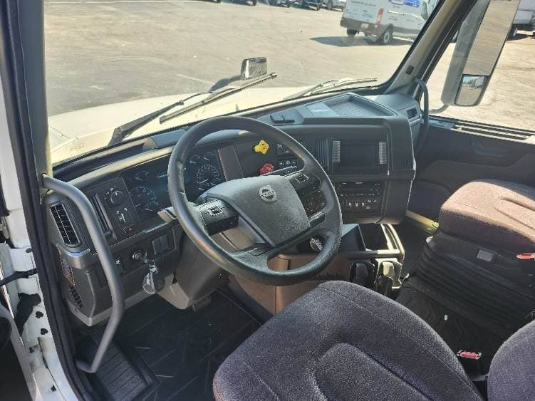 2023 Volvo VNL image 8