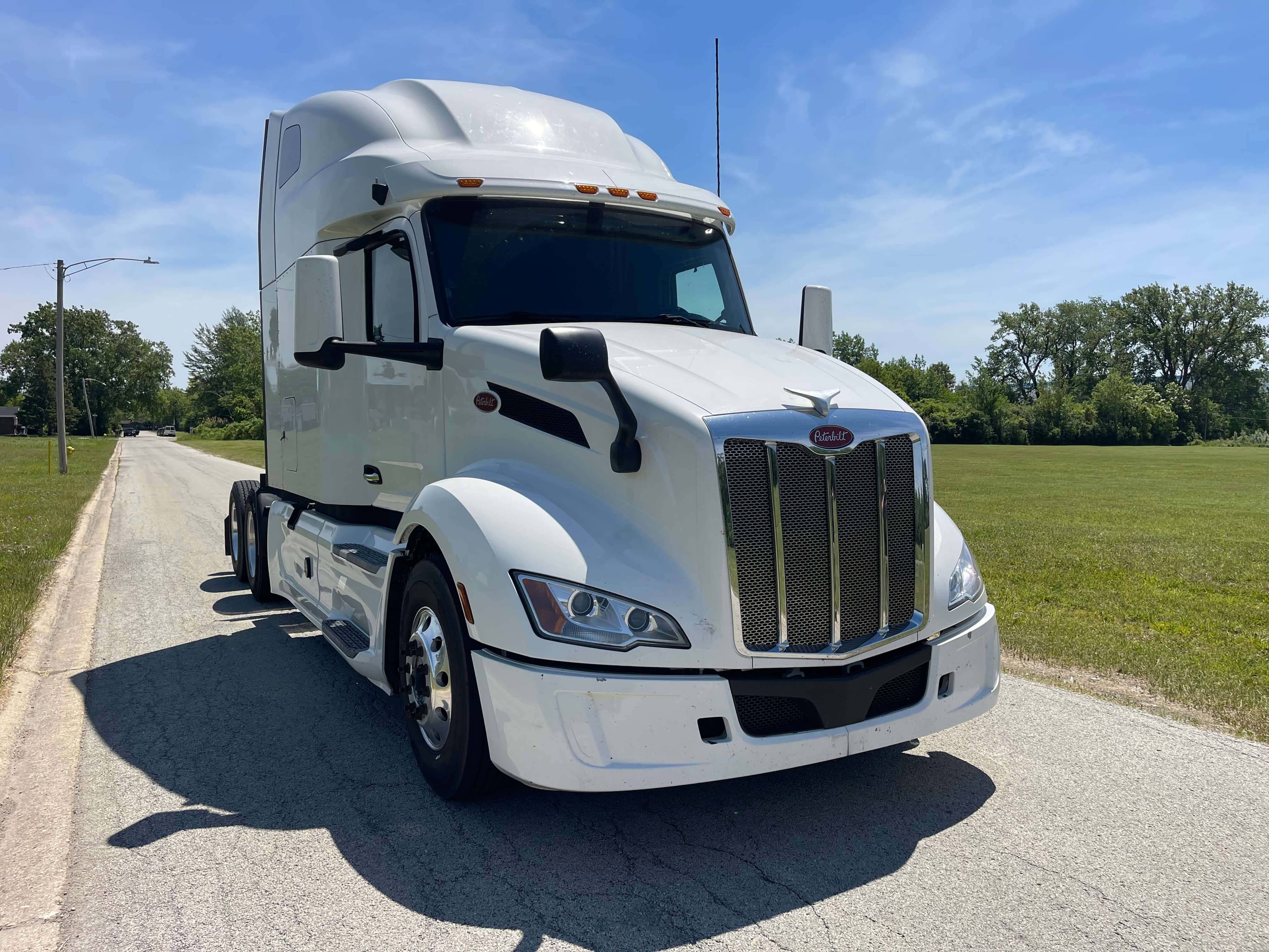 2022 Peterbilt 579 image 3
