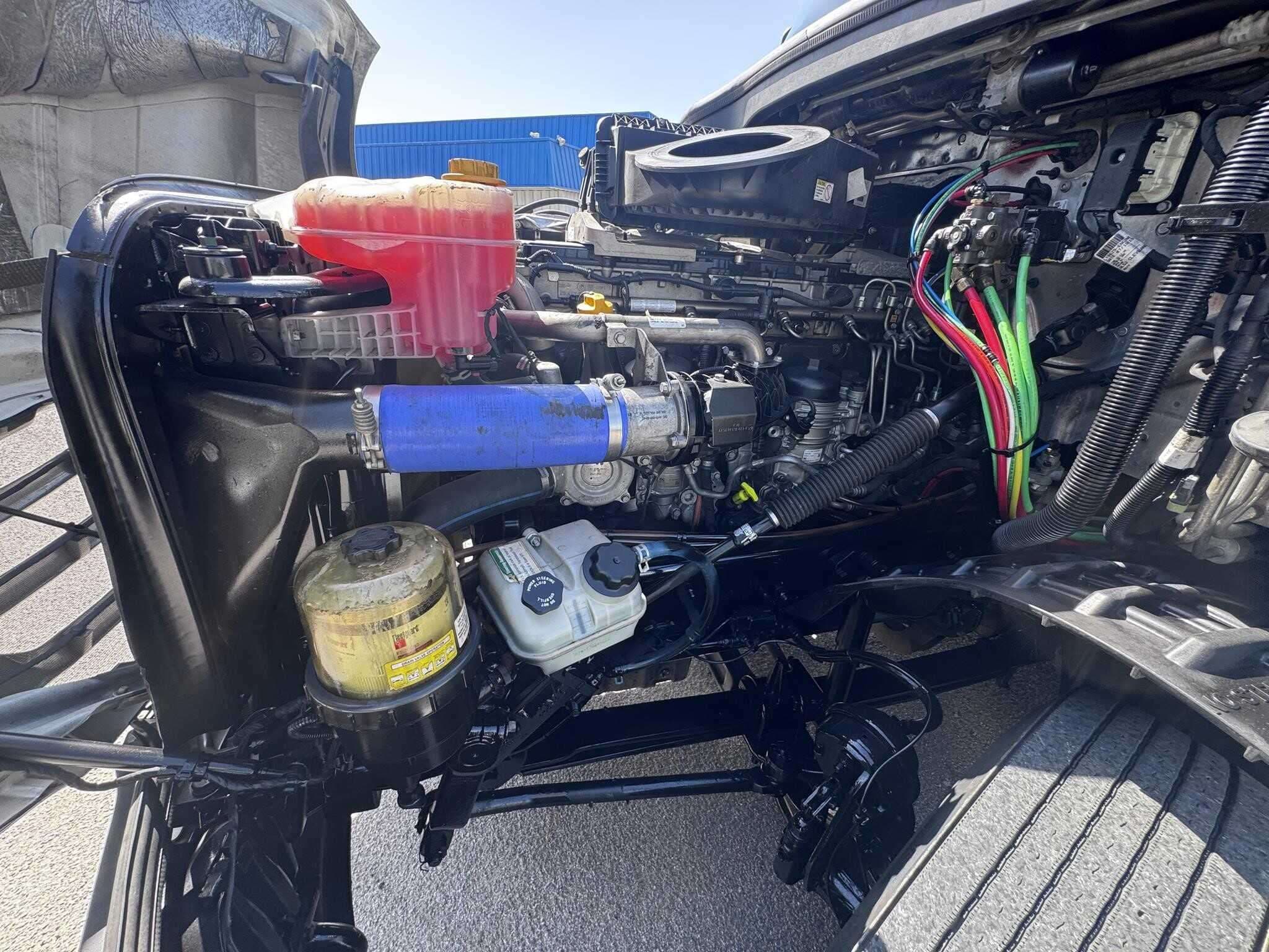 2020 Freightliner Cascadia 126 image 4